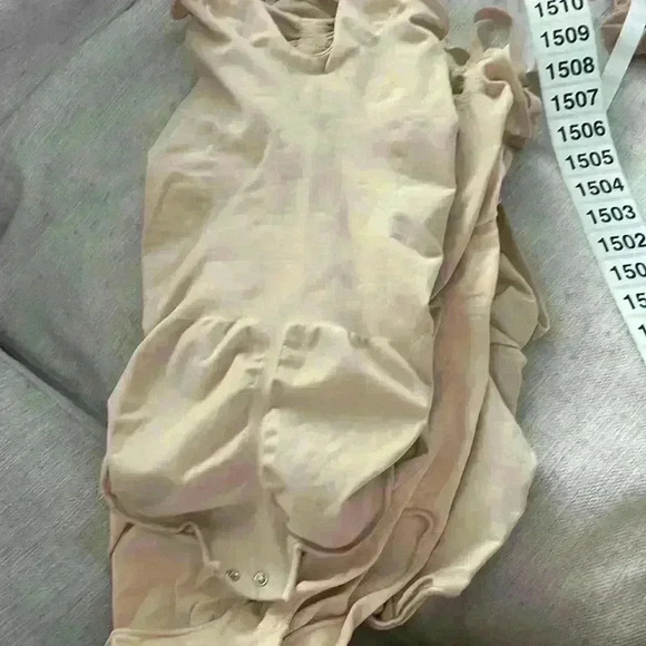 SKIMS Adjustable Straps Seamless Sculpt Compression Brief Bodysuit - Picture 6 of 6